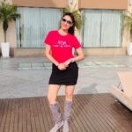 Gurleen Chopra Instagram - The sun sets in the west for 2019 & rises for a bright new tomorrow, unfolding a new year with brightness & hope ..... last pic of 2019 ...., love u all guys 🙏🏻 Tee- @roundneck.in Mumbai, Maharashtra