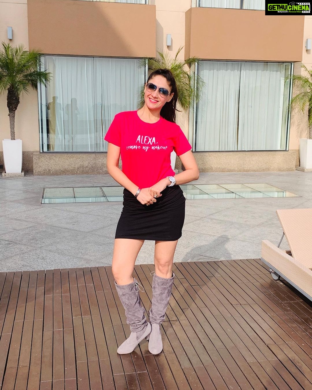 Gurleen Chopra Instagram - The sun sets in the west for 2019 & rises for a bright new tomorrow, unfolding a new year with brightness & hope ..... last pic of 2019 ...., love u all guys ππ» Tee- @roundneck.in Mumbai, Maharashtra