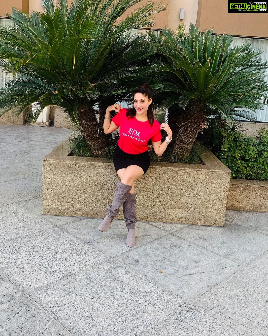 Gurleen Chopra Instagram - The sun sets in the west for 2019 & rises for a bright new tomorrow, unfolding a new year with brightness & hope ..... last pic of 2019 ...., love u all guys ππ» Tee- @roundneck.in Mumbai, Maharashtra