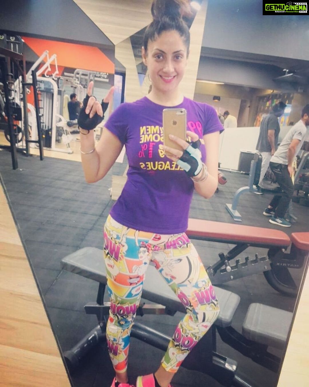 Gurleen Chopra Instagram - Cute or hot ? Waves Gym