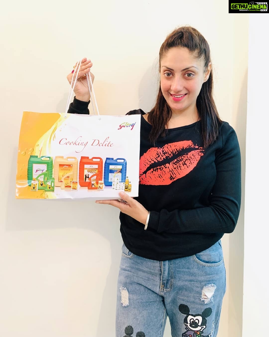 Gurleen Chopra Instagram - Thank you so much @godrej_group for sending healthy veg Oil hamper. #godrejvegoils वर्सोवा