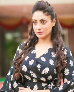 Gurleen Chopra Instagram - If you like me in black dress, drop 🖤 in comments. 
Thanks for the lovely floral dress @afamado_style @white_entelope