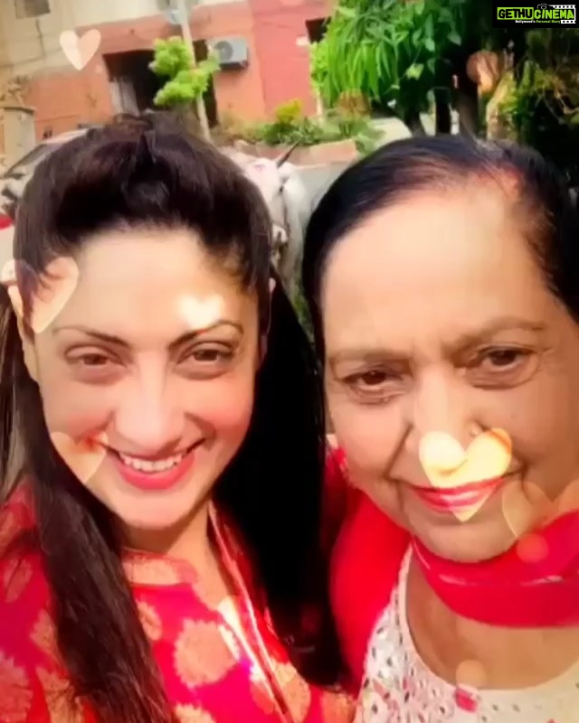 Gurleen Chopra Instagram - MAA he hundi hai jinnu bacha sab to pehla duniya ch ake dekhda 👩👧jo ohnu duniya ch le k aundi hai te ehni sohni duniya dikhaundi hai .... thankyou mama 🙏🏻 mainu ehni sohni duniya dikhaun lai ....HAPPY BIRTHDAY 🎁 rab meri Umar v meri maa nu lah de .... 🎂🎂💐💐 Chandigarh