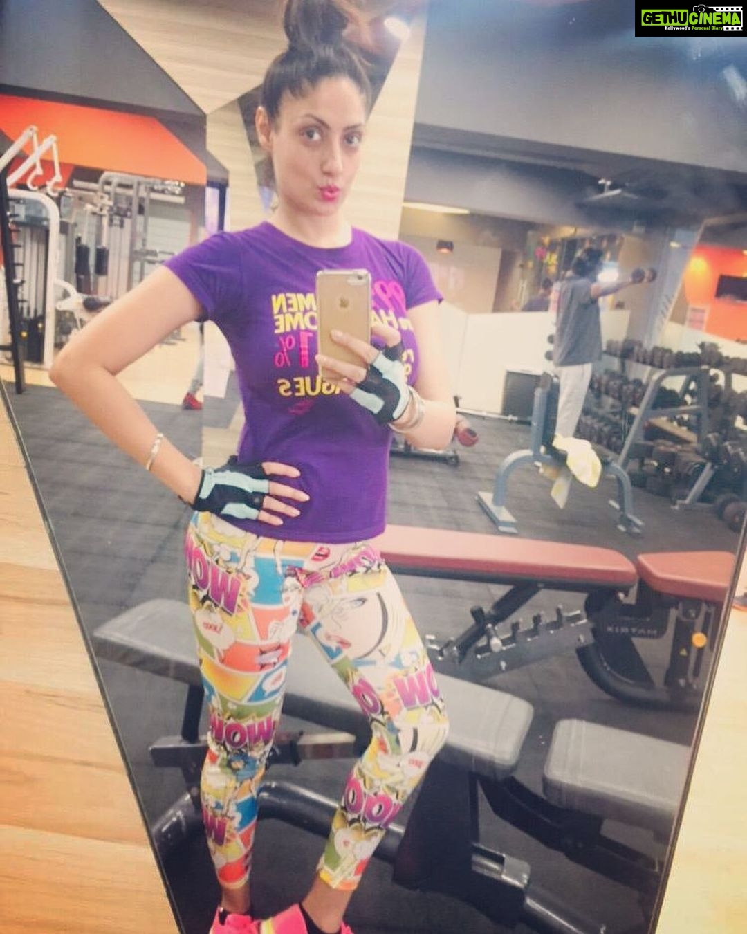 Gurleen Chopra Instagram - Cute or hot ? Waves Gym