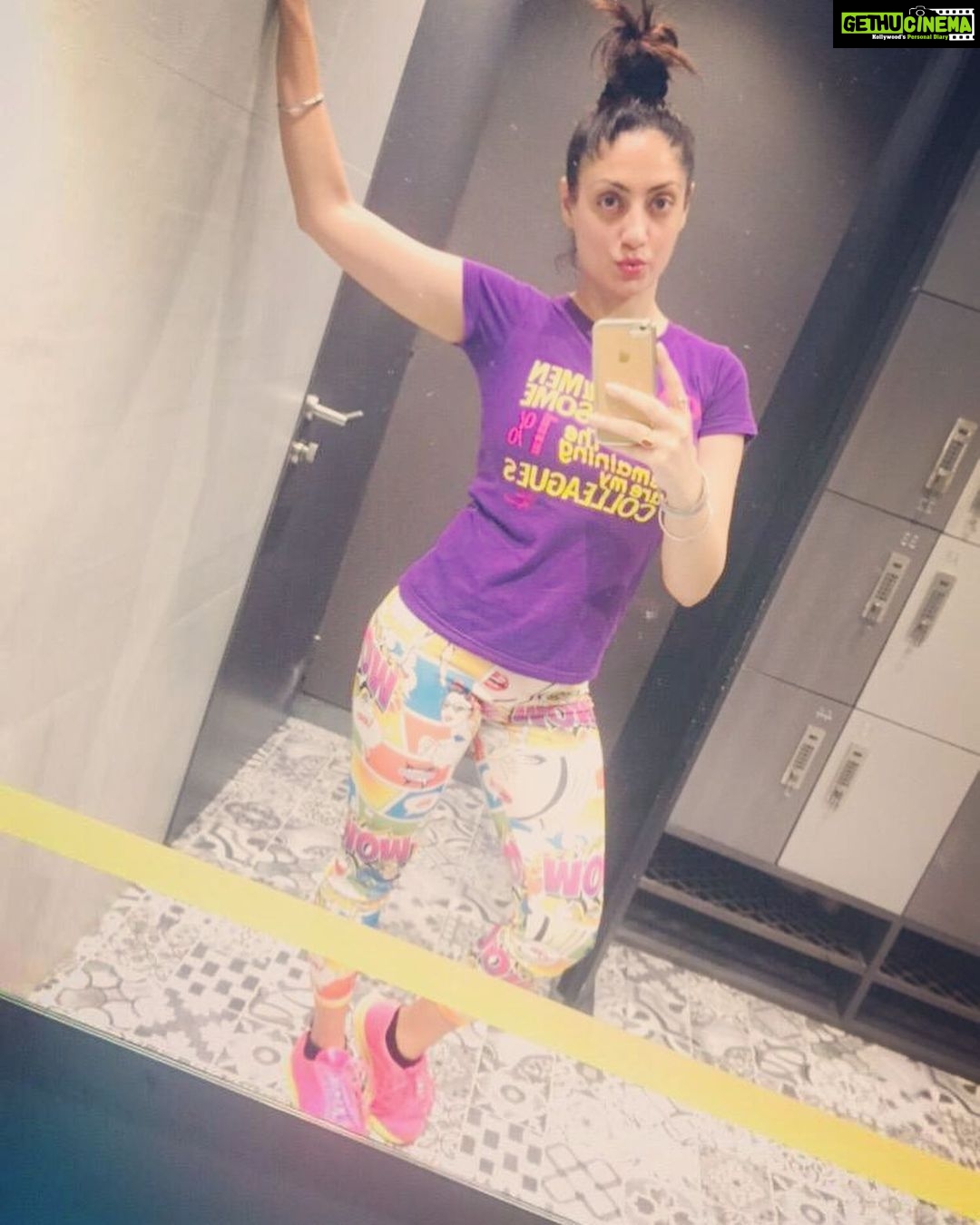 Gurleen Chopra Instagram - Cute or hot ? Waves Gym