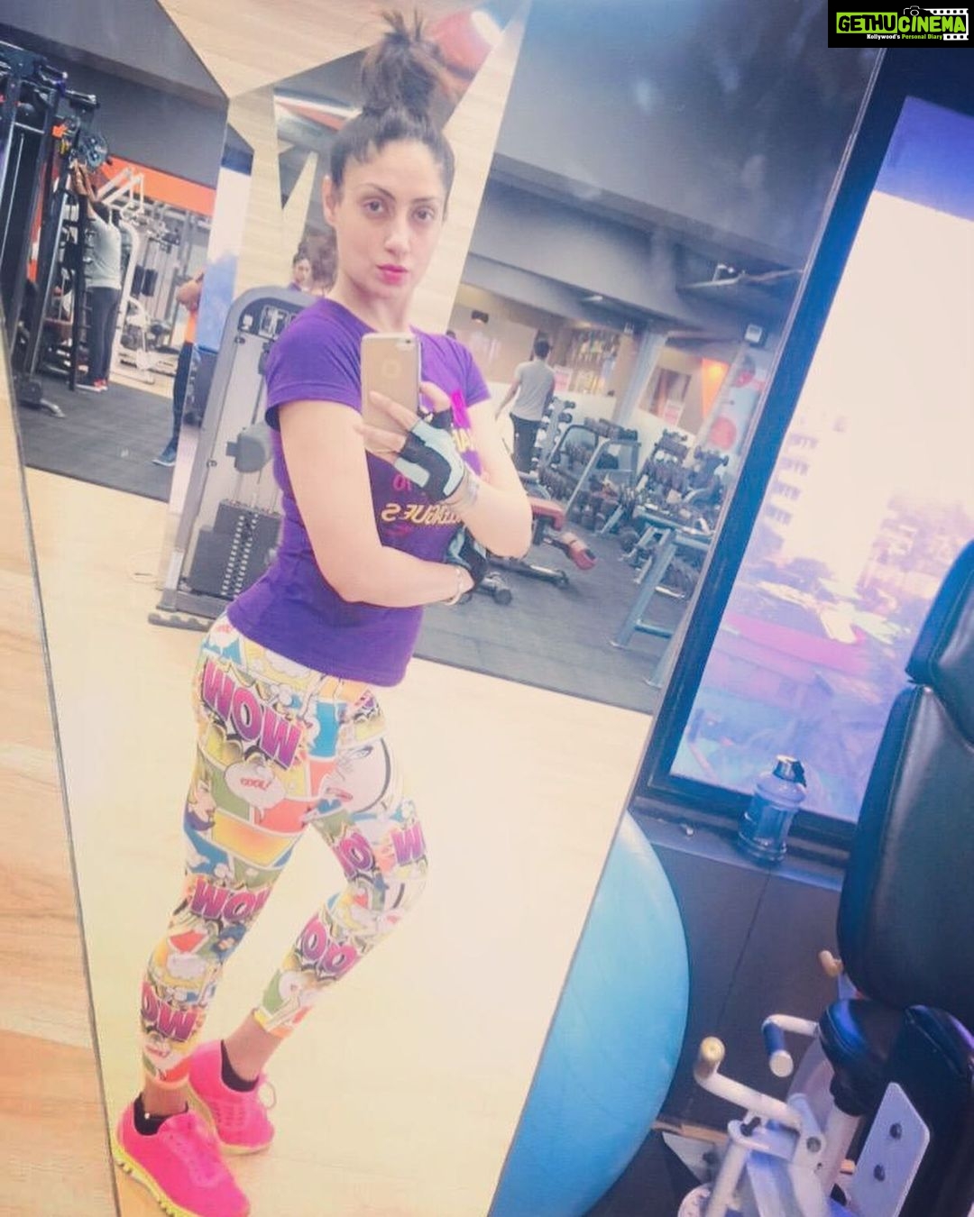 Gurleen Chopra Instagram - Cute or hot ? Waves Gym