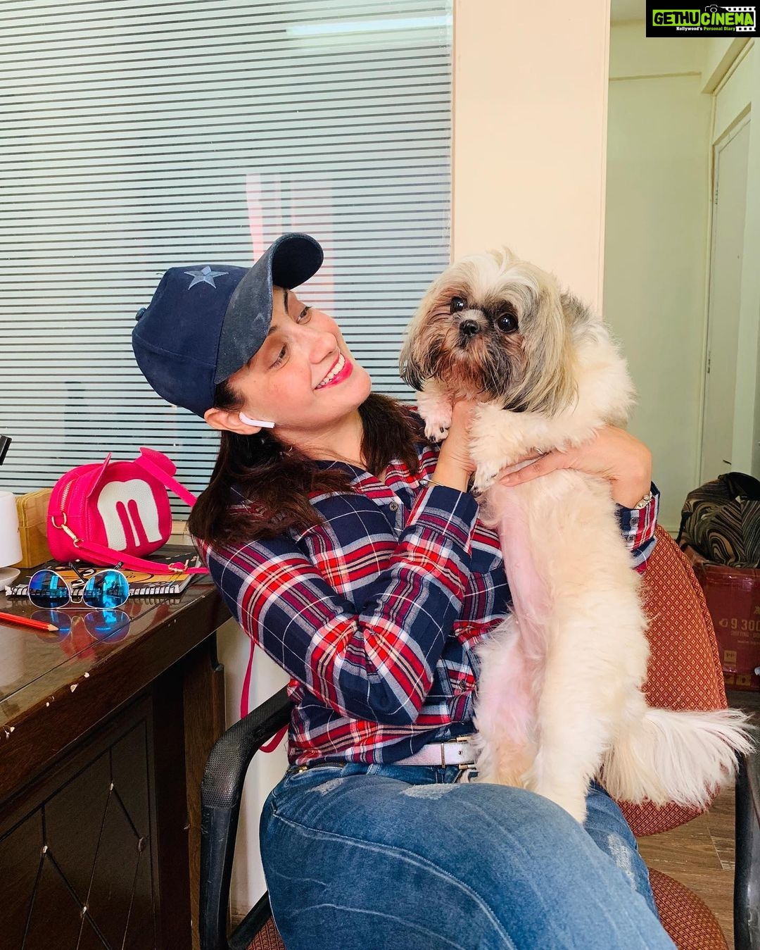 Gurleen Chopra Instagram - Who is more CUTE Me or my new boyfriend Poppins ???? shastri nagar,lokhandwala,andheri west,mumbai