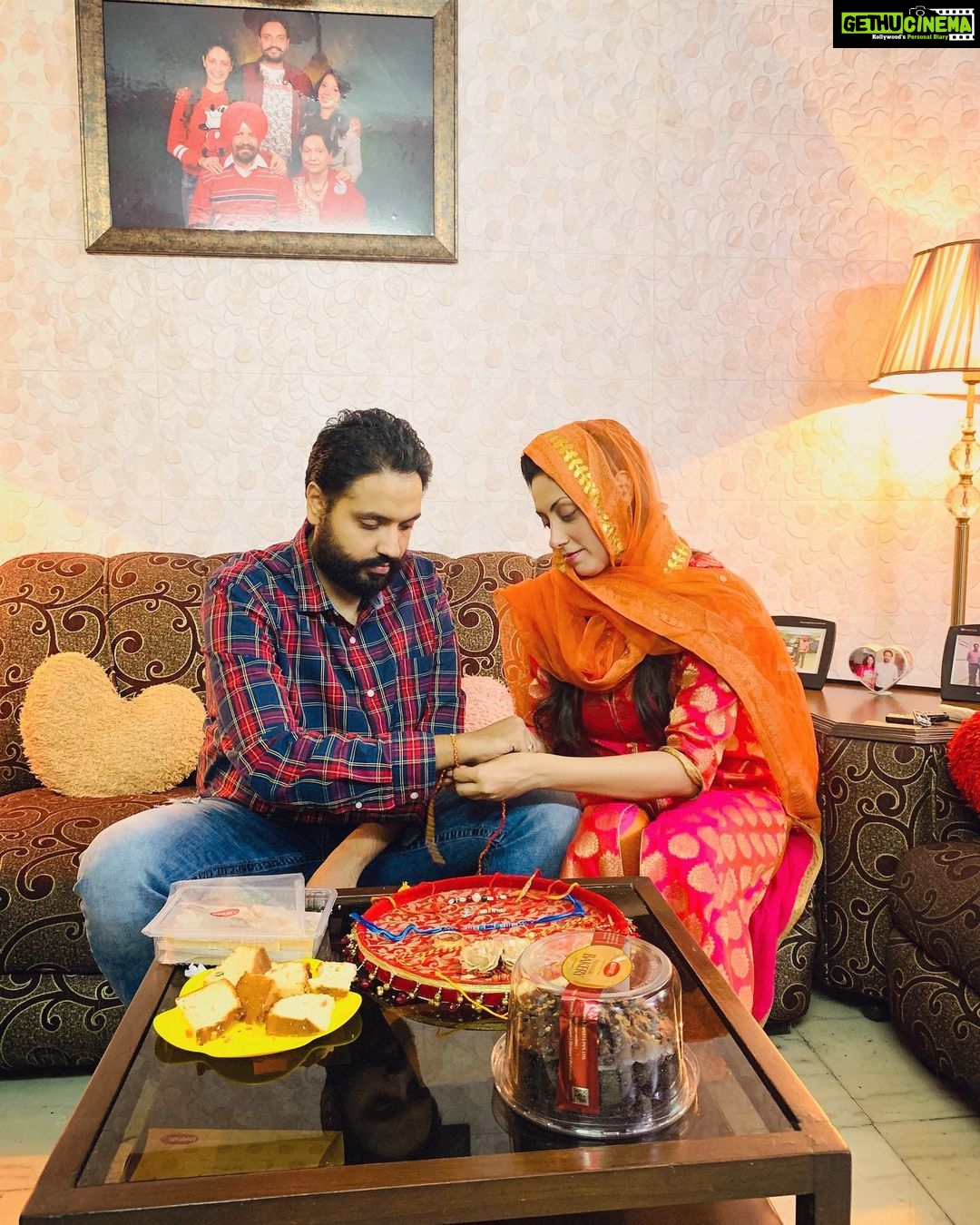 Gurleen Chopra Instagram - Dila de goorhe rishtea da tyuhaar ( RAKHRI ) sareya nu Rakhi diya Bahut Bahut mubarkaa.... Chandigarh, India