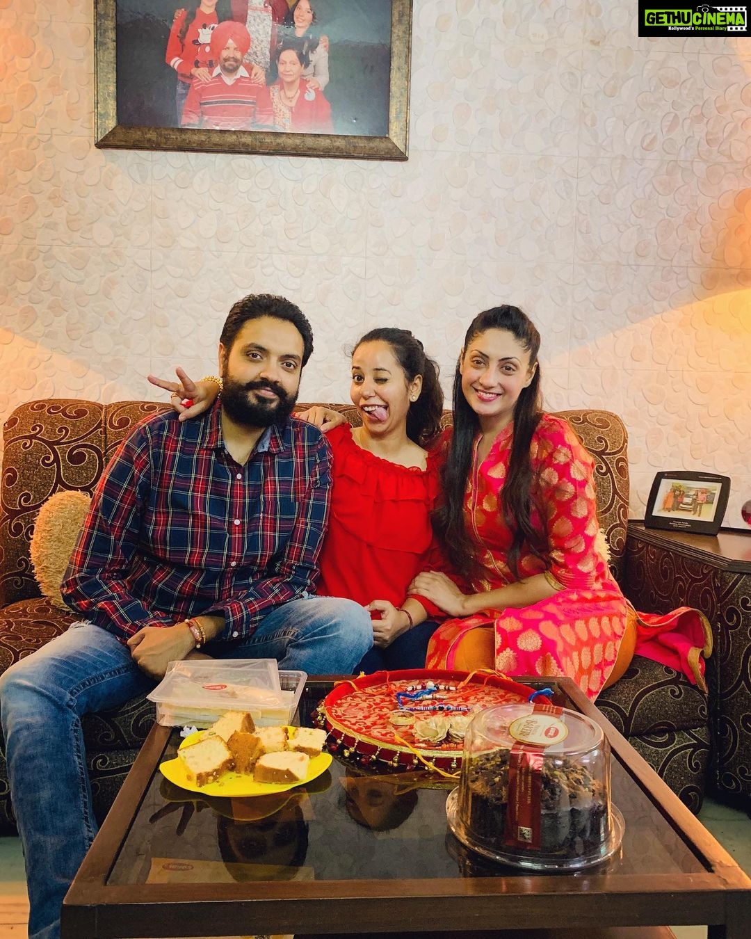 Gurleen Chopra Instagram - Dila de goorhe rishtea da tyuhaar ( RAKHRI ) sareya nu Rakhi diya Bahut Bahut mubarkaa.... Chandigarh, India