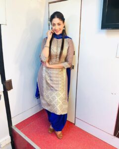 Gurleen Chopra Instagram - Punjabi suit is my all time fav... thankyou so much noor @designer_noor14 ehni pyari look den lai💋 🎹🎼🎤🎧🎬 for our upcoming punjabi movie PARINDEY 🎬