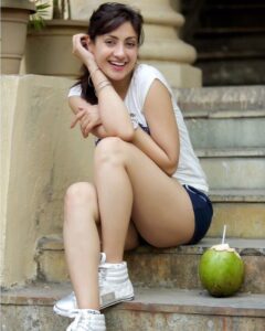 Gurleen Chopra Instagram - I fall in love with Souls, not Faces... .
.
.
.
.
Pic credit @kumarfotographer .
.
.
.
.
.
.
.
.
#raining #enjoyingmumbairains #myfavweather #rains #romantic #romance #myheart #coconutwater #myfav #cutegirl #schoolgirl #chubbycheeks #igurleenchopra #happymonday #happyweekahead #bollywoodmovies #bollywoodactress #naturallook #nomakeup #realgirls #stronggirl #