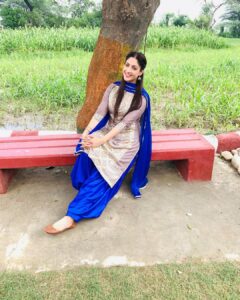Gurleen Chopra Instagram - Punjabi suit is my all time fav... thankyou so much noor @designer_noor14 ehni pyari look den lai💋 🎹🎼🎤🎧🎬 for our upcoming punjabi movie PARINDEY 🎬