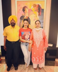Gurleen Chopra Instagram - No one in this world can love a girl more than her father 👨‍👩‍👧 HAPPY FATHERS DAY .
.
.
.
.
.
.
#lovefamily #loveyourfather #familytime #happyfathersday2019 #fatherdaughter #bestmoment2019 #lovemyfather #iloveyoupapa