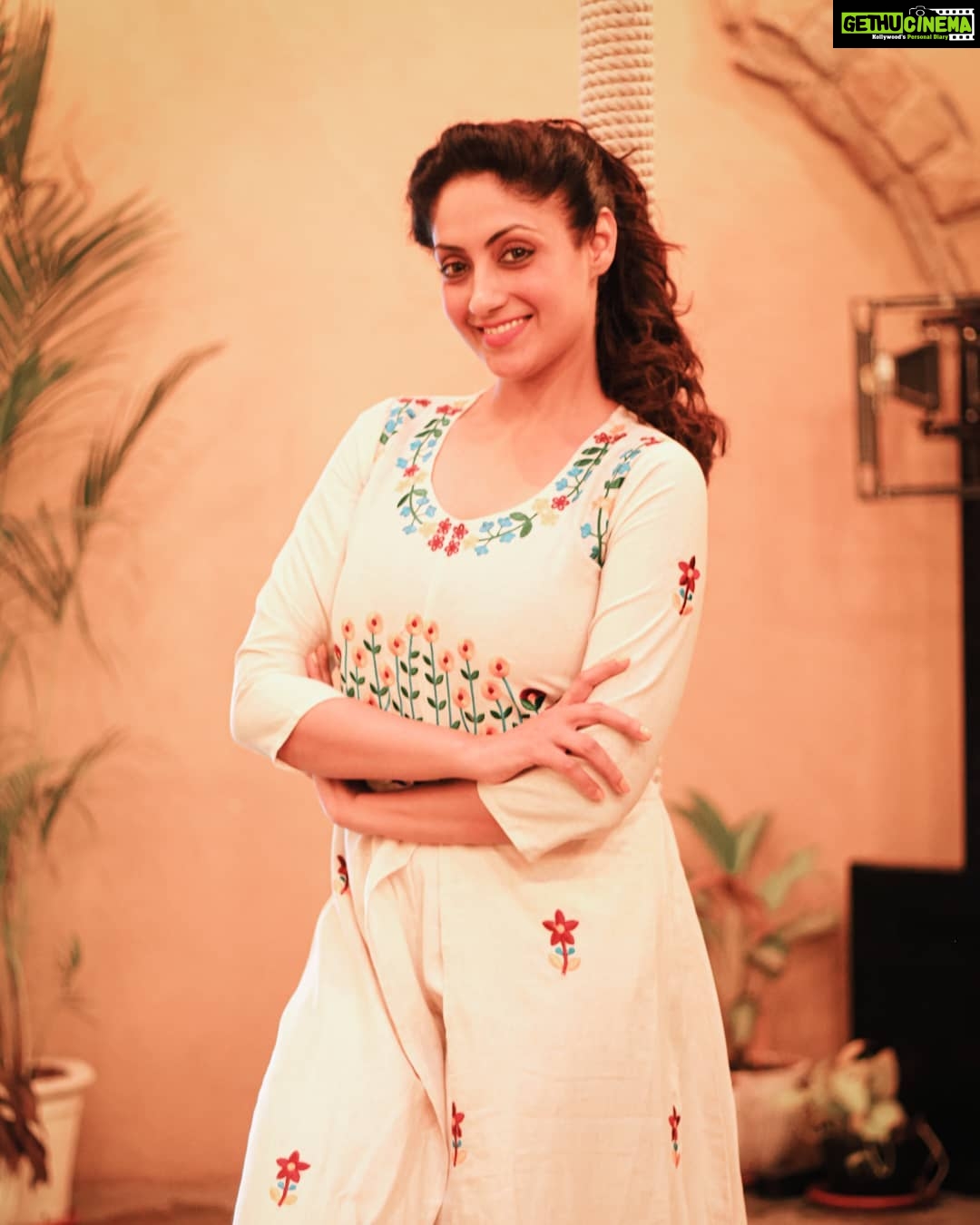 Gurleen Chopra Instagram - Mere nakhre thore jahe jago vakhre.. pehla dil picho jaan mang de.. 💕 . . . . . Khadi outfit from @fashionfloorindia isn't it beautiful? Versova, Mumbai