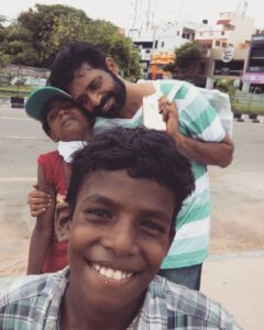 Guru Somasundaram Instagram - My dear kuttichathans👻
Meet Mr.Mani🙋🏾‍♂️and Mr.Akash🧢
4years bck - rockstars of bessy - learnt neraya kindness and konjam acting from them🥰