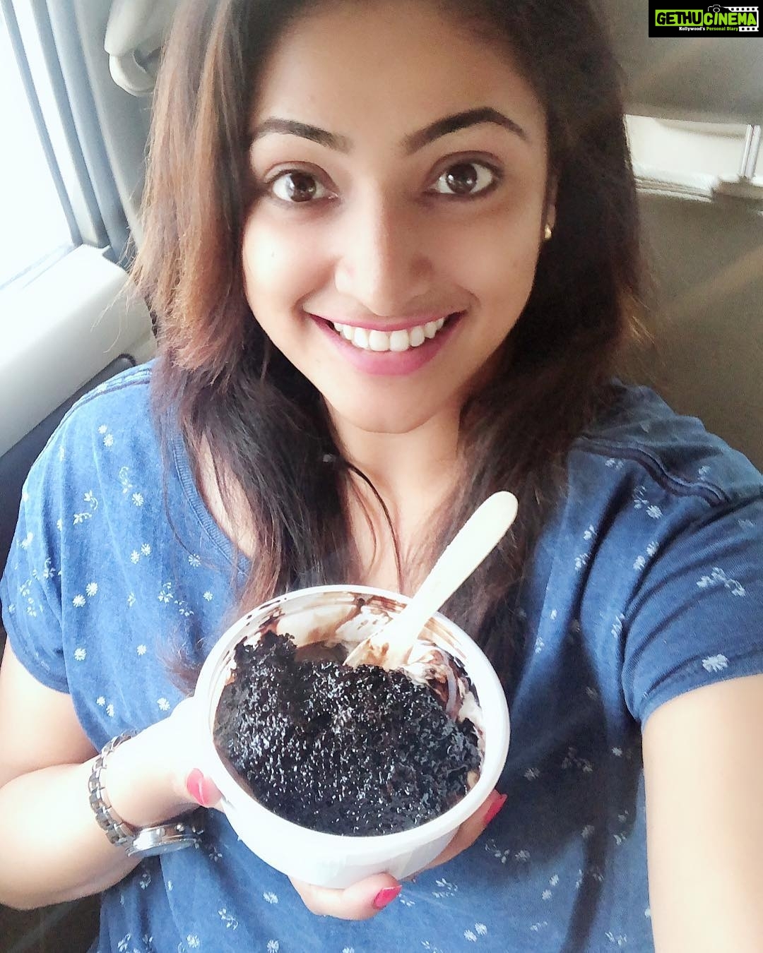 Hariprriya Instagram - Post dubbing celebrations😬💃🏻... Hot chocolate fudge! 🥧 #yummyinmytummy 🤤