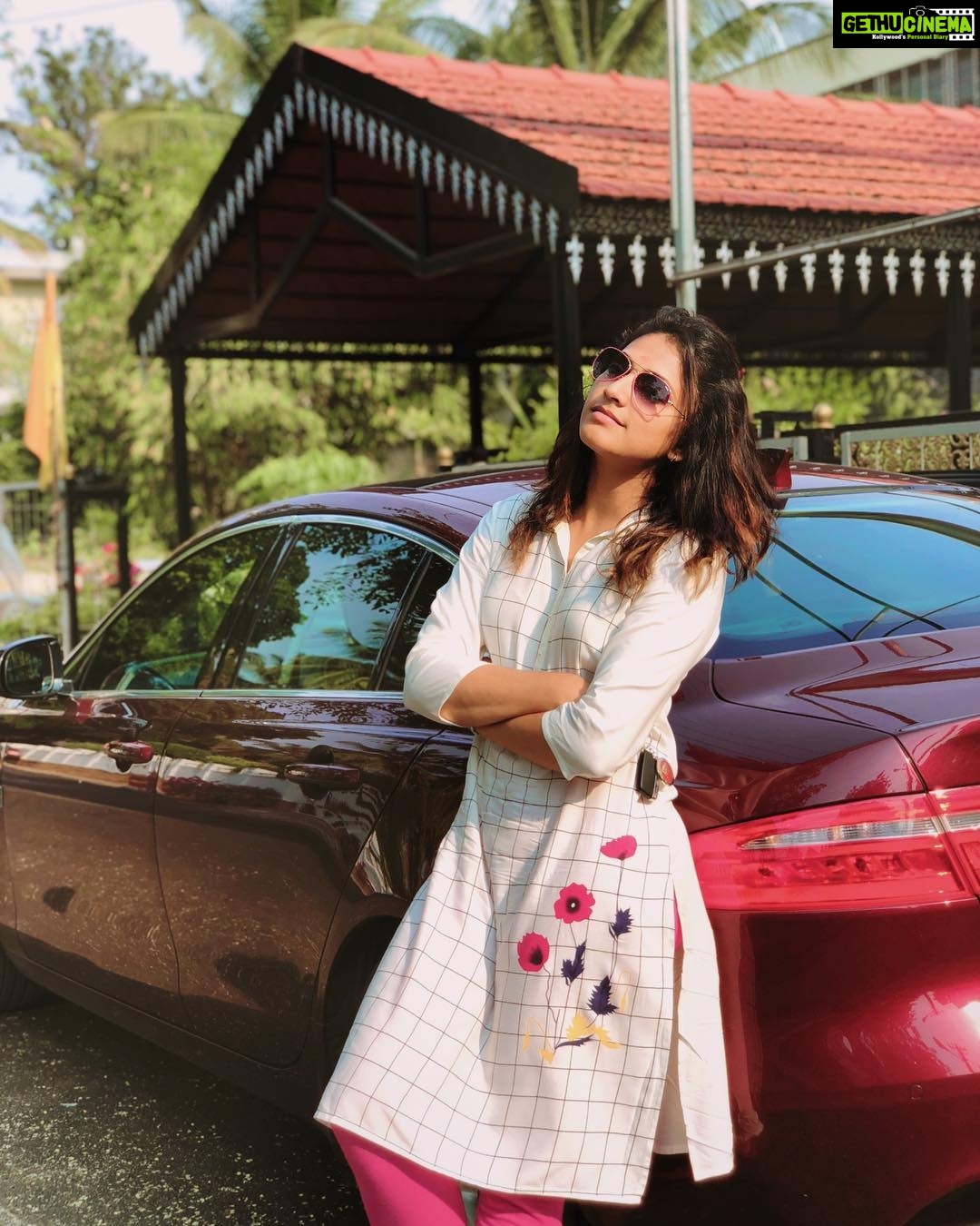 Hariprriya Instagram - Reverie - (n) a state of being pleasantly lost in one's thoughts; a daydream 😍 #HappyWeekend ✨😎