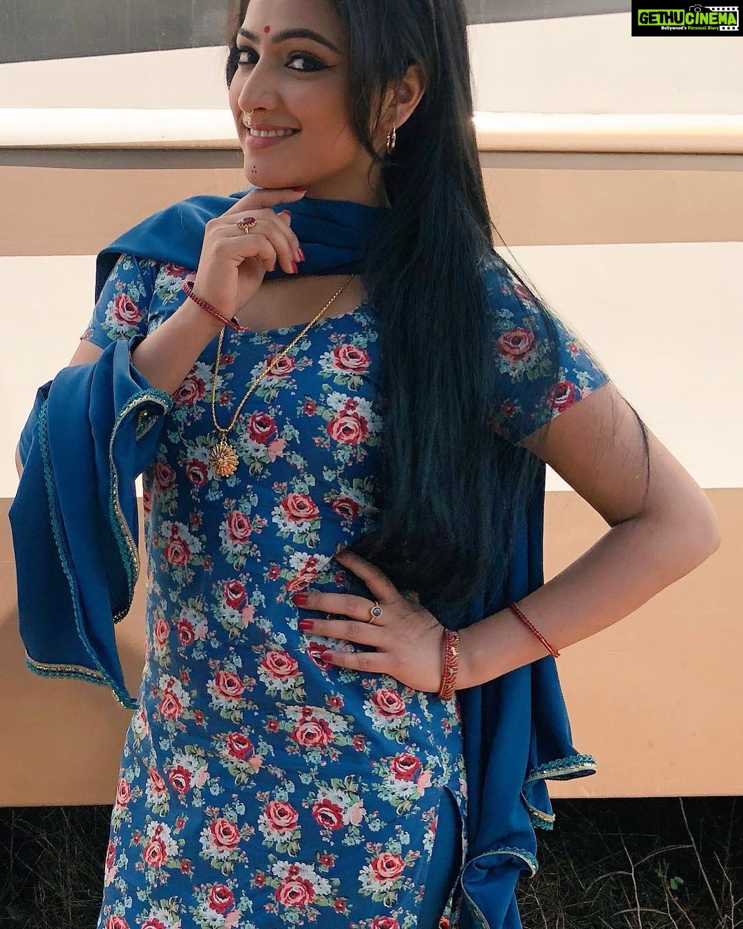 Hariprriya Instagram - Joined “Bellbottom” team in jogfalls today ❤ Travelling back to the 80’s to become Kusuma ☺😇 #ShootLife #80’sLook #RetroLook