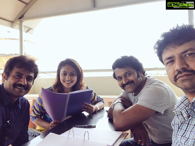 Hariprriya Instagram - Script reading session for #Bellbottom 😇 Much fun working on d 80’s script ❤️