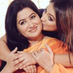 Hariprriya Instagram - ‪Presenting you all the title of my 25th Kannada movie 😬 “D/O Parvathamma” ❤️ Veteran actress Sumalatha Ambareesh ma'am playing my mom in this 😍Excited😇 Need all your love & good wishes 🤗‬ ‪#25thKannadaFilm #DOParvathamma #HariPrriyaDiaries #ShootLife #MyNext‬