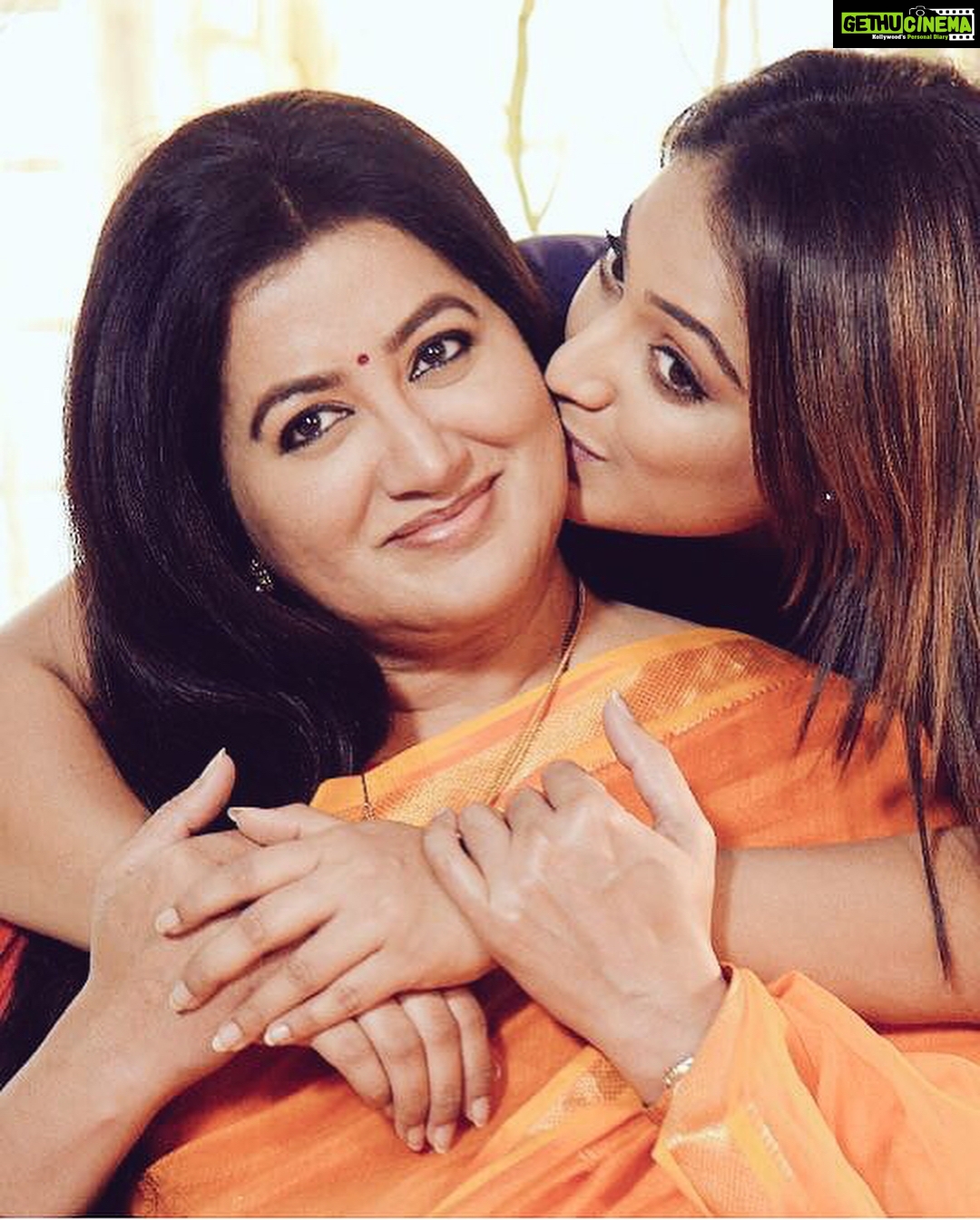 Hariprriya Instagram - Presenting you all the title of my 25th Kannada movie 😬 “D/O Parvathamma” ❤️ Veteran actress Sumalatha Ambareesh ma'am playing my mom in this 😍Excited😇 Need all your love & good wishes 🤗 #25thKannadaFilm #DOParvathamma #HariPrriyaDiaries #ShootLife #MyNext
