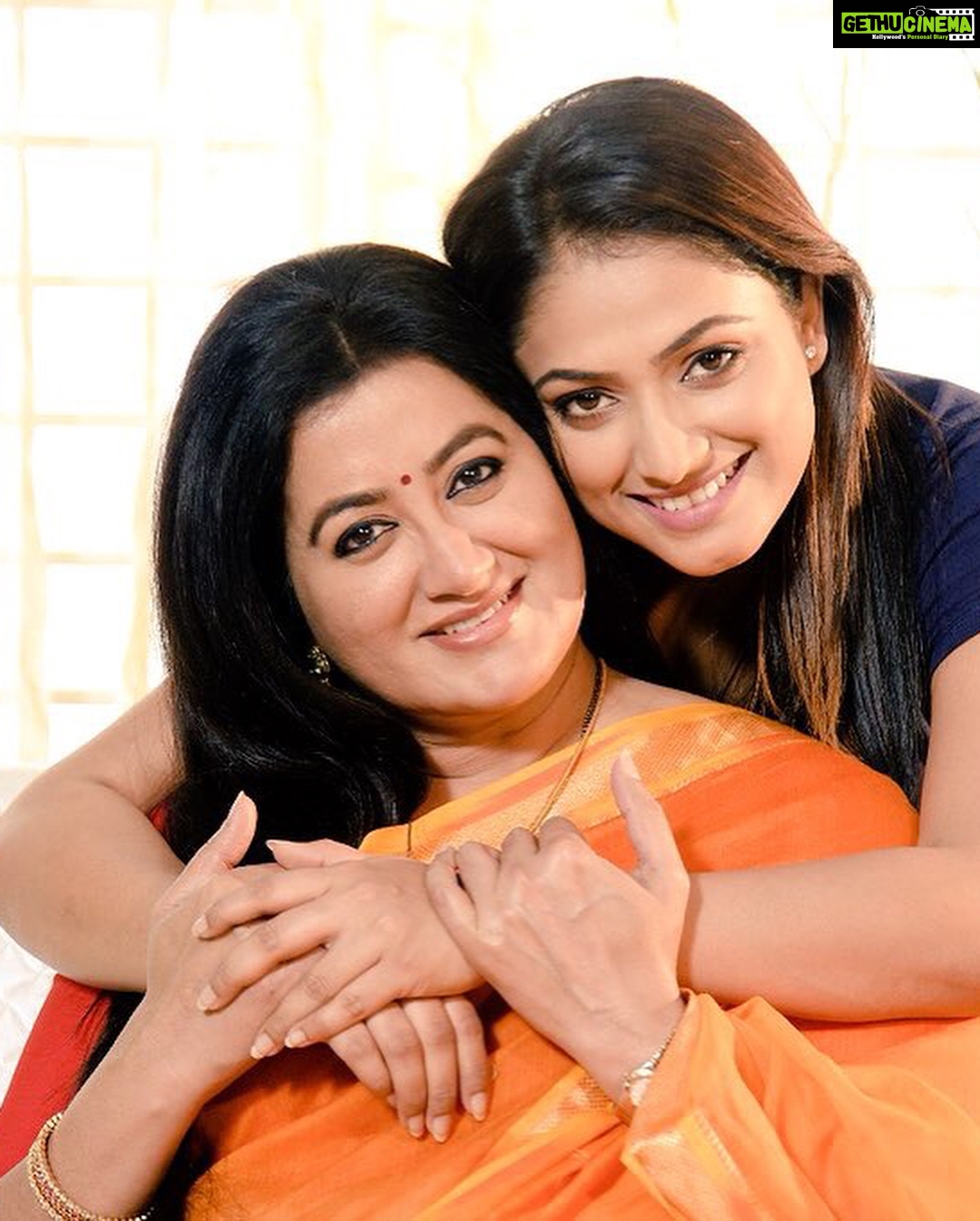 Hariprriya Instagram - Presenting you all the title of my 25th Kannada movie 😬 “D/O Parvathamma” ❤️ Veteran actress Sumalatha Ambareesh ma'am playing my mom in this 😍Excited😇 Need all your love & good wishes 🤗 #25thKannadaFilm #DOParvathamma #HariPrriyaDiaries #ShootLife #MyNext