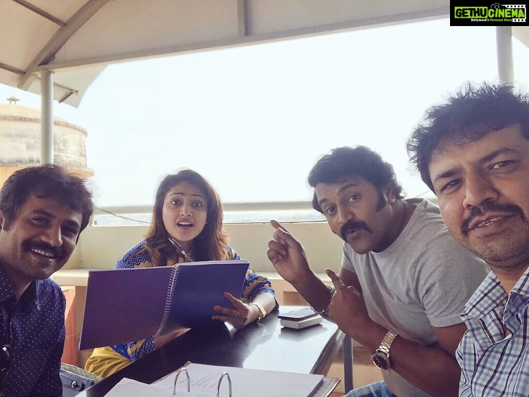Hariprriya Instagram - Script reading session for #Bellbottom 😇 Much fun working on d 80’s script ❤️