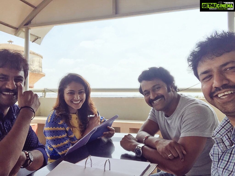 Hariprriya Instagram - Script reading session for #Bellbottom 😇 Much fun working on d 80’s script ❤️