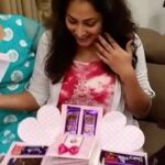 Hariprriya Instagram - My peeps know how to make me happy.. 🥳 You guys never fail to surprise me 🤩 #BirthdaySurprise #TakeYouDancing #FriendsLikeFamily