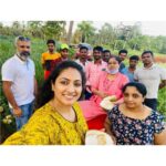 Hariprriya Instagram - Took some time off to enjoy the fresh air and greenery around 😍 Tasted freshly plucked tender coconut 😋 Got to know how Til is grown(Swipe Left), walked through the farm lands and met these amazing ppl in Yattambadi (ಯತ್ತಂಬಾಡಿ). ❤️ #naturelovers #NatureGirl #Nativity #VillageLife #FridayFeeling #weekendvibes