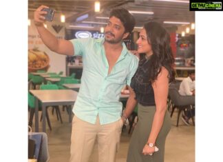 Hariprriya Instagram - Caught while taking a selfie 👻swipe left to see the selfie 😅☺️ #Hyderabad #ShootDiaries #fridayfun