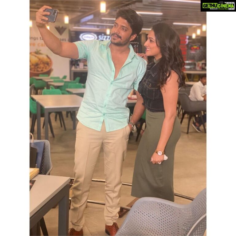 Hariprriya Instagram - Caught while taking a selfie 👻swipe left to see the selfie 😅☺️ #Hyderabad #ShootDiaries #fridayfun