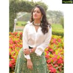 Hariprriya Instagram - There is a girl , and she is ________!! Complete the sentence for me 💁🏻‍♀️🥰 The best answer will be pinned to the top 😁 #SaturdayFun #FunTask #LetsPlay Styled by: ❤️ @aayeshaa.mariam Outfit by: @ridhis.sarees Jewellery: @kushalsfashionjewellery Photography: @tharun_rudra_n Hyderabad