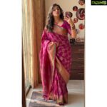 Hariprriya Instagram – Every saree tells a story 🥰 Can you read mine ? 😉🤫

#fridaymorning #sareelove #FridayFeeling #SareenotSorry