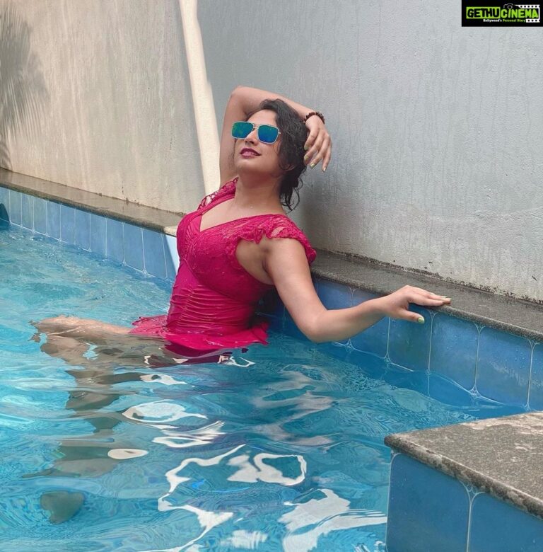 Hariprriya Instagram - Life is cool by the pool! 😎❤️ #Swimming #ChillingLife #goa #goadairies Goa