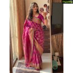 Hariprriya Instagram – Every saree tells a story 🥰 Can you read mine ? 😉🤫

#fridaymorning #sareelove #FridayFeeling #SareenotSorry