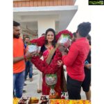 Hariprriya Instagram - Such a sweet gesture by a group of fans who came to wish me and the team on the sets of Petromax 😍😍 Moments like these will stay close to my heart forever and I am overwhelmed by your love ❤️🥰Thank you guys for the wonderful H shaped cake and gifts🤩🥳 #SundayMorning #FANLOVE #sundayvibes Mysore, Karnataka