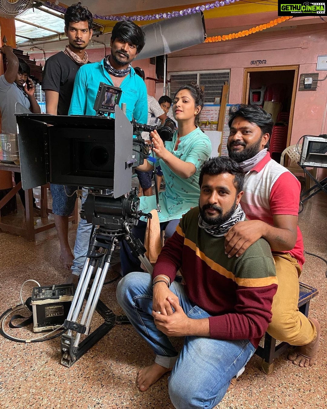 Hariprriya Instagram - Handling the camera like a pro 😆 Wonder if I even shot anything 🤪🎥 #petromax #mysore #actorslife #cameraman #funtimes Mysore, Karnataka
