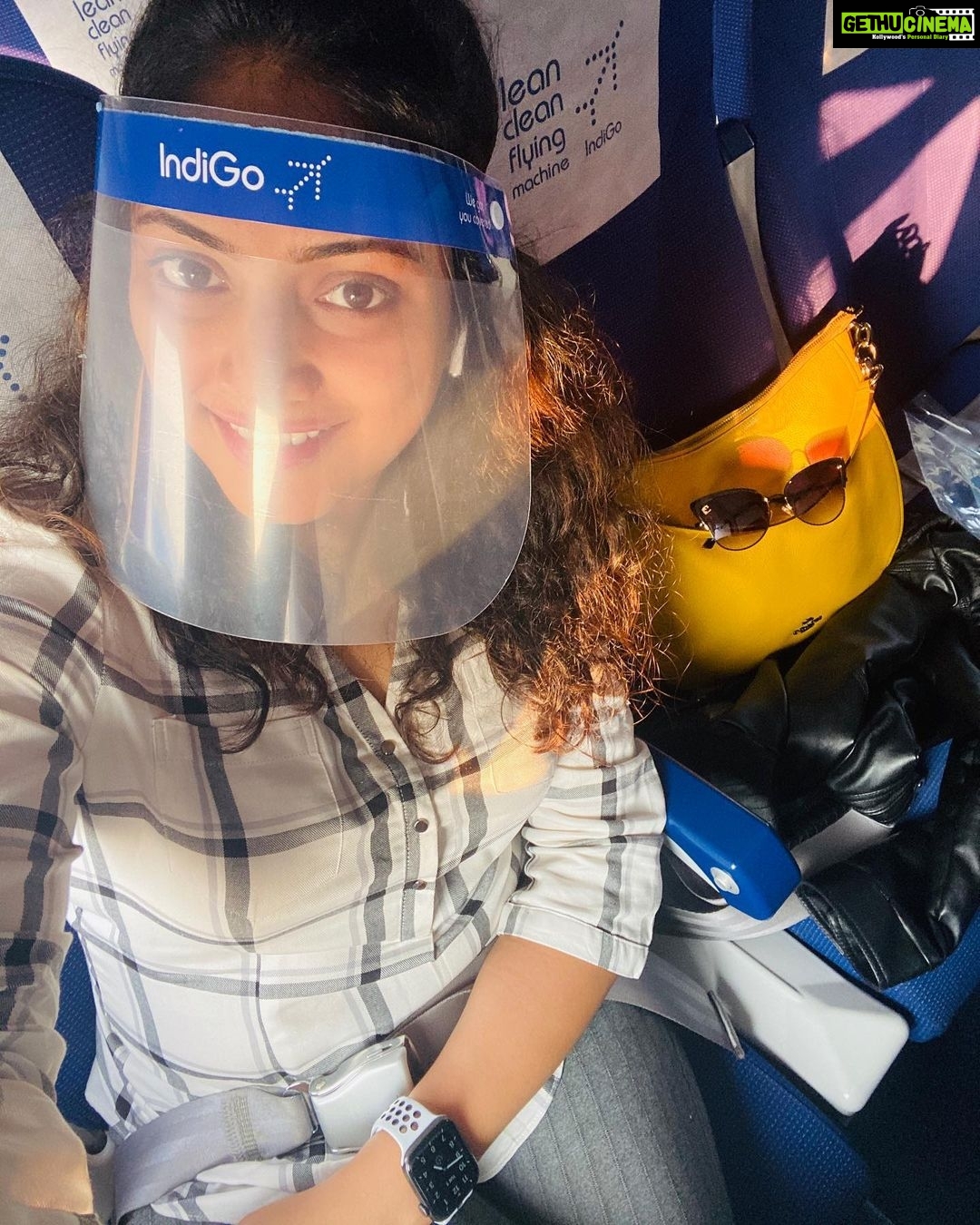 Hariprriya Instagram - Guess where Me and bagavathi r travelling to 🤩 ?? Work or vacation ?? #NewNormal