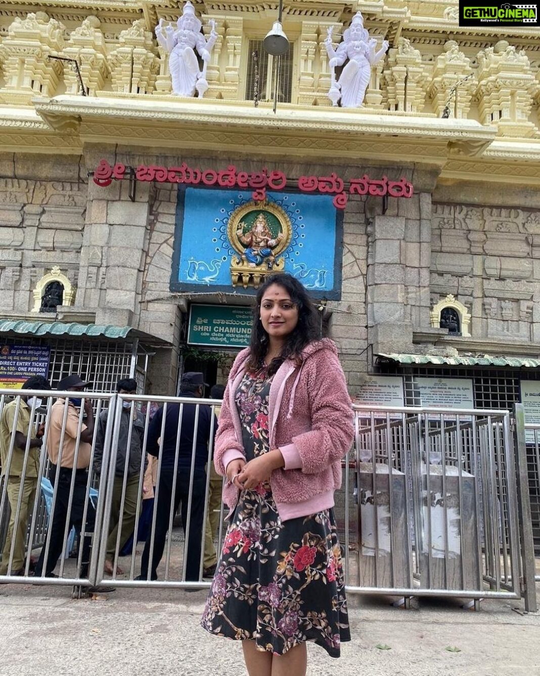 Hariprriya Instagram - Had an amazing darshan of Chamundeshwari Devi last evening on the occasion of Navaratri Friday 😍 May Devi bless us all 🙏 Happy Navratri to all 🤗🤗 #mysore #mysoredasara #navratri