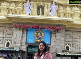 Hariprriya Instagram - Had an amazing darshan of Chamundeshwari Devi last evening on the occasion of Navaratri Friday 😍 May Devi bless us all 🙏 Happy Navratri to all 🤗🤗 #mysore #mysoredasara #navratri