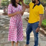 Hariprriya Instagram - Things can easily get stuck in your hair when it's curly! And then there's people who play with it like it's a bird nest 🤷🏻‍♀️ @sathish_ninasam_official do you expect to find birds or eggs ? 🙄🤦🏻‍♀️ #petromax 🎥