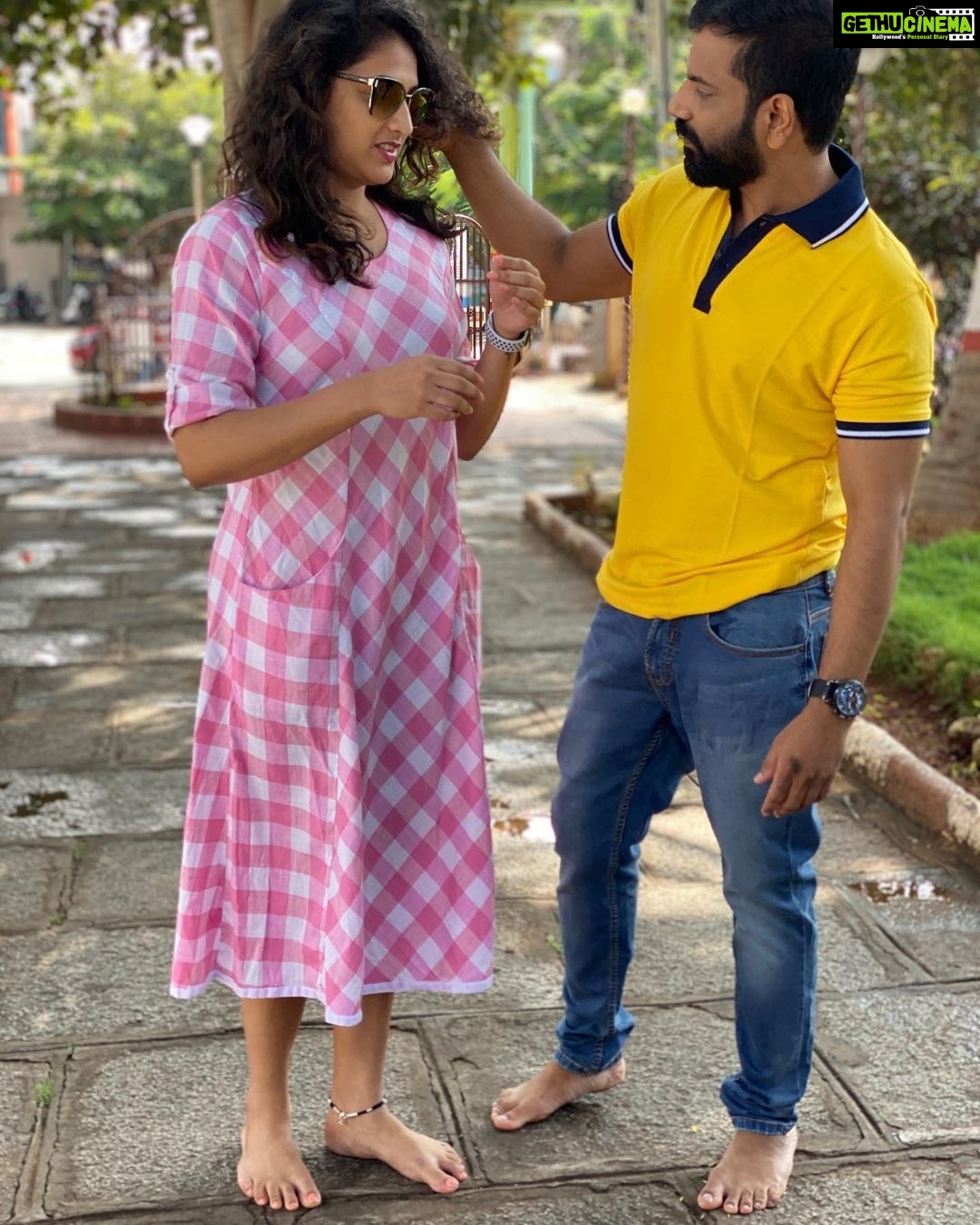 Hariprriya Instagram - Things can easily get stuck in your hair when it's curly! And then there's people who play with it like it's a bird nest 🤷🏻♀️ @sathish_ninasam_official do you expect to find birds or eggs ? 🙄🤦🏻♀️ #petromax 🎥