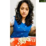 Hariprriya Instagram - ಹೂವಿನಿಂದ ನಾರು ಸ್ವರ್ಗಕ್ಕೆ.. ಹೂವ ಕಟ್ಟುವ ಖುಷಿಯಿಂದ ನಾರಿಯೂ ಸ್ವರ್ಗಕ್ಕೆ..🤣😜 Learning to take joy in simple things in life 😁 Really had fun while making a flower garland with mom 🥰 PS: It's not easy as it looks 🤓 But almost a professional 😛😉