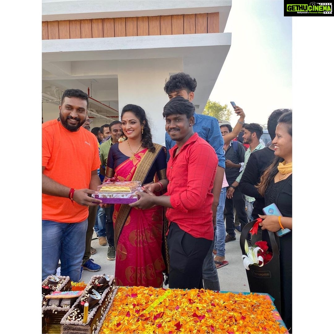 Hariprriya Instagram - Such a sweet gesture by a group of fans who came to wish me and the team on the sets of Petromax 😍😍 Moments like these will stay close to my heart forever and I am overwhelmed by your love ❤️🥰Thank you guys for the wonderful H shaped cake and gifts🤩🥳 #SundayMorning #FANLOVE #sundayvibes Mysore, Karnataka