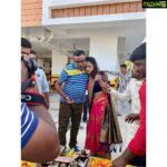 Hariprriya Instagram - Such a sweet gesture by a group of fans who came to wish me and the team on the sets of Petromax 😍😍 Moments like these will stay close to my heart forever and I am overwhelmed by your love ❤️🥰Thank you guys for the wonderful H shaped cake and gifts🤩🥳 #SundayMorning #FANLOVE #sundayvibes Mysore, Karnataka