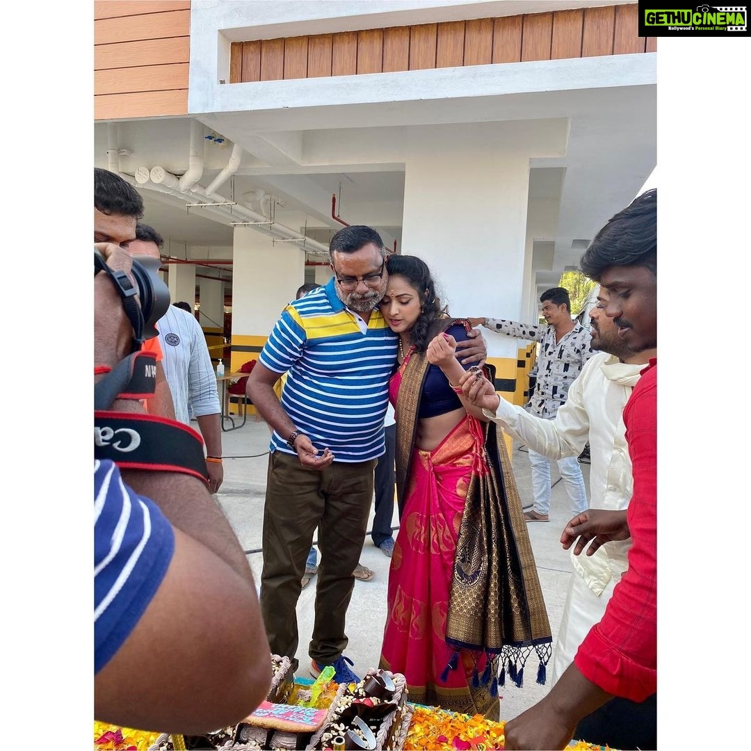 Hariprriya Instagram - Such a sweet gesture by a group of fans who came to wish me and the team on the sets of Petromax 😍😍 Moments like these will stay close to my heart forever and I am overwhelmed by your love ❤️🥰Thank you guys for the wonderful H shaped cake and gifts🤩🥳 #SundayMorning #FANLOVE #sundayvibes Mysore, Karnataka
