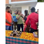 Hariprriya Instagram - Such a sweet gesture by a group of fans who came to wish me and the team on the sets of Petromax 😍😍 Moments like these will stay close to my heart forever and I am overwhelmed by your love ❤️🥰Thank you guys for the wonderful H shaped cake and gifts🤩🥳 #SundayMorning #FANLOVE #sundayvibes Mysore, Karnataka