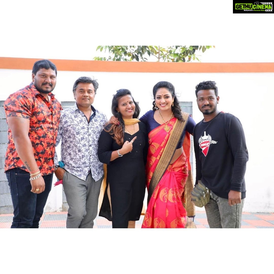 Hariprriya Instagram - Such a sweet gesture by a group of fans who came to wish me and the team on the sets of Petromax 😍😍 Moments like these will stay close to my heart forever and I am overwhelmed by your love ❤️🥰Thank you guys for the wonderful H shaped cake and gifts🤩🥳 #SundayMorning #FANLOVE #sundayvibes Mysore, Karnataka