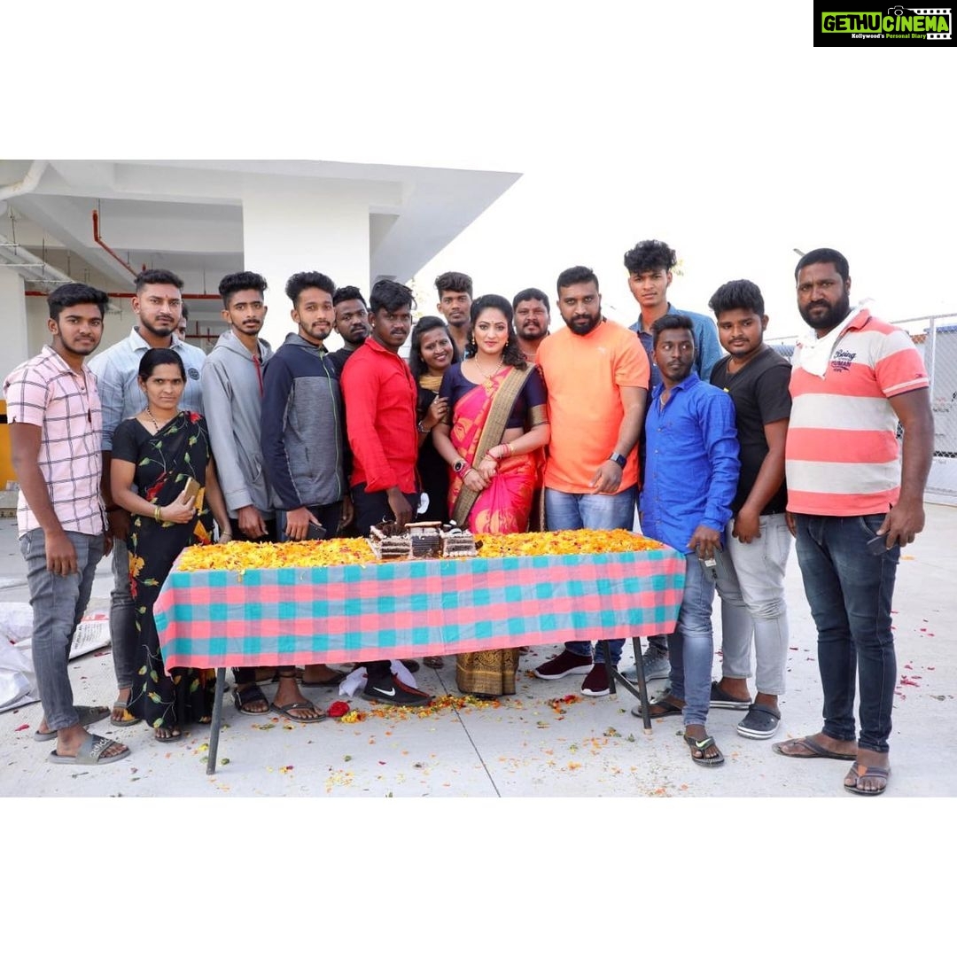 Hariprriya Instagram - Such a sweet gesture by a group of fans who came to wish me and the team on the sets of Petromax 😍😍 Moments like these will stay close to my heart forever and I am overwhelmed by your love ❤️🥰Thank you guys for the wonderful H shaped cake and gifts🤩🥳 #SundayMorning #FANLOVE #sundayvibes Mysore, Karnataka